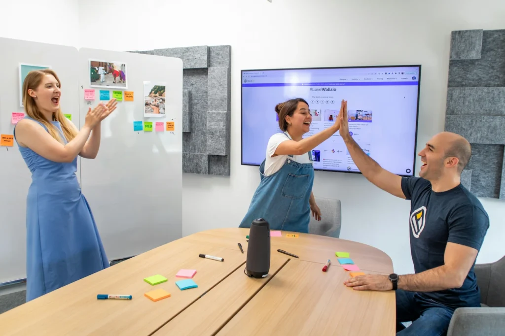 Equipo disfrutando de una cultura laboral positiva