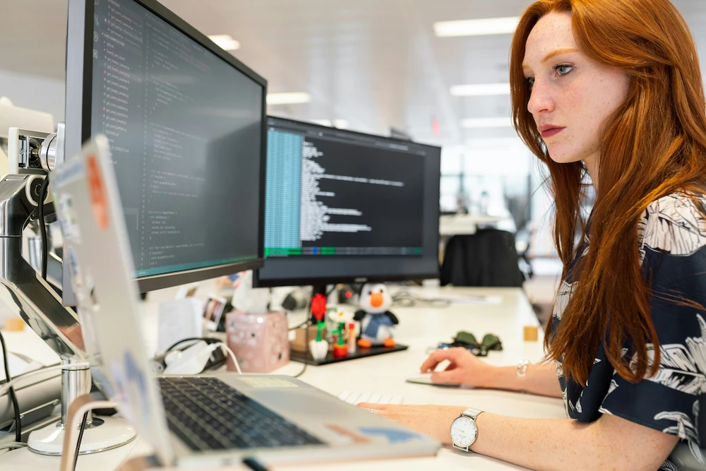 Profesional trabajando con herramientas tecnológicas